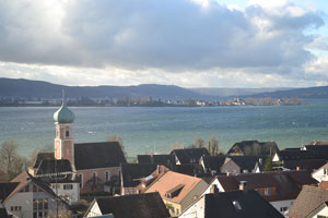 Blick ber Allensbach und Nikolauskirche auf die Insel Reichenau