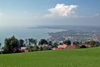 Blick vom Pfnder ber Bregenz auf den Bodensee (mit Insel Lindau)