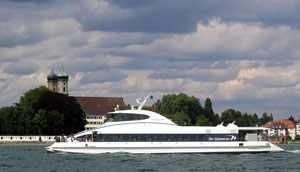 Katamaran vor Friedrichshafen (Schlosskirche im Hintergrund)