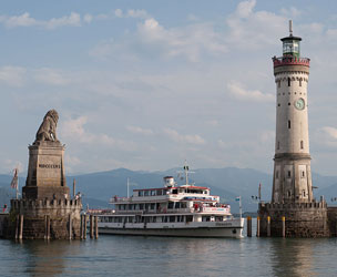 Hafeneinfahrt von Lindau am Bodensee mit dem Bayerischen Löwen, dem Neuen Leuchtturm und der Schwaben.