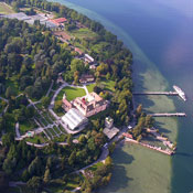 Luftbild mit Blick auf das Schloss