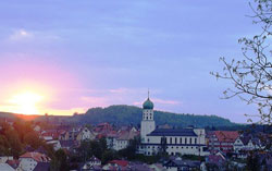 Sicht bei Sonnenaufgang vom Nellenburger Hang auf Stockach